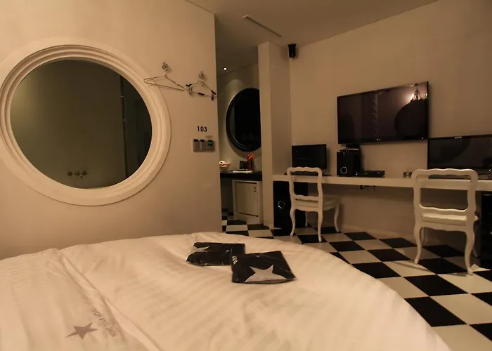 Nine Star Motel 2*
